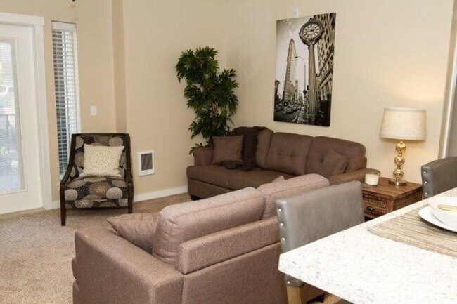 Building Photo - 2 Bedroom top floor in Tumwater! Pool/fitness center/club room/dog run apply today!