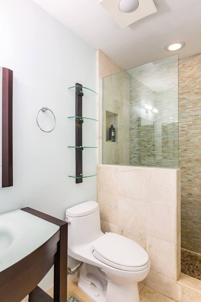 Building Photo - 960 Larrabee St