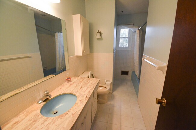 Building Photo - 3-Bedroom Home for Rent Near Broadway North