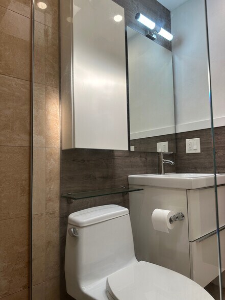 Building Photo - 1008 NE 11th St