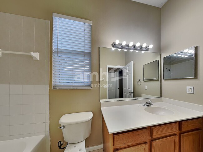 Building Photo - 2042 Ancient Oak Dr