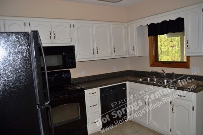 Building Photo - West Gate Area | Home | Unfurnished