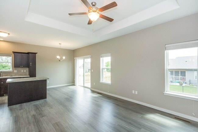 Building Photo - 4 bed/3 bath home East Side IC Easy Commut...