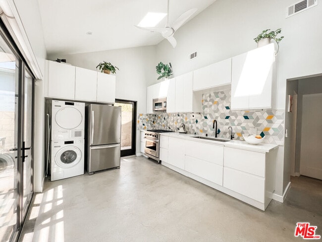 Building Photo - 3836 1/2 Seneca Ave