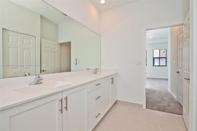 Building Photo - 523 SW 19th Ter