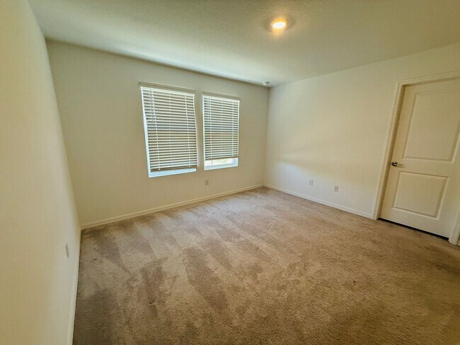 Building Photo - Townhome in The Townhomes of River Landing