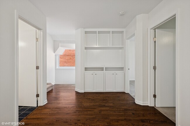 Building Photo - 636 W Schubert Ave