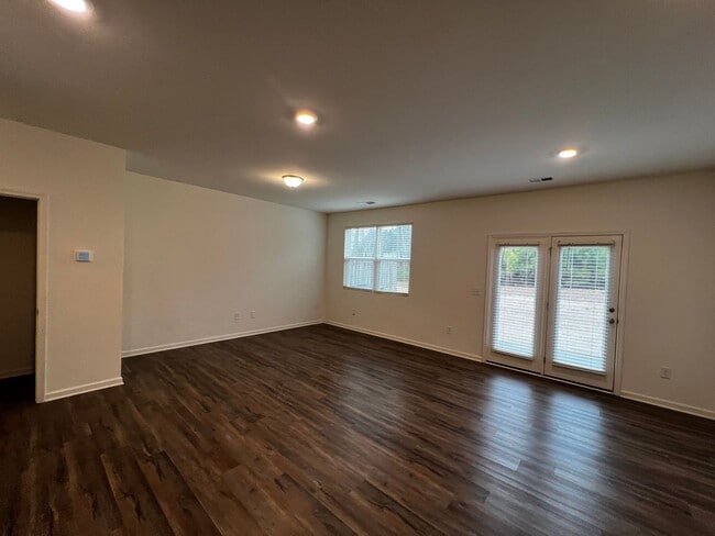 Building Photo - Nice 3/2.5 Home in Cartersville- $1,550