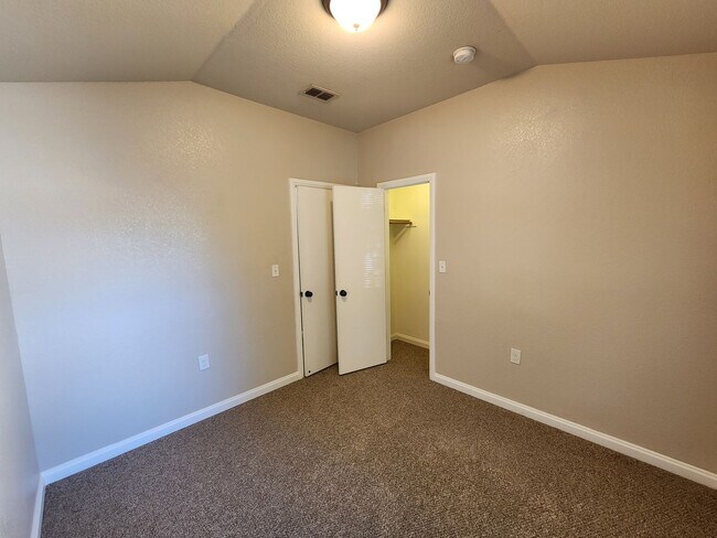 Building Photo - Roomy 3 Bedroom Duplex in Benbrook