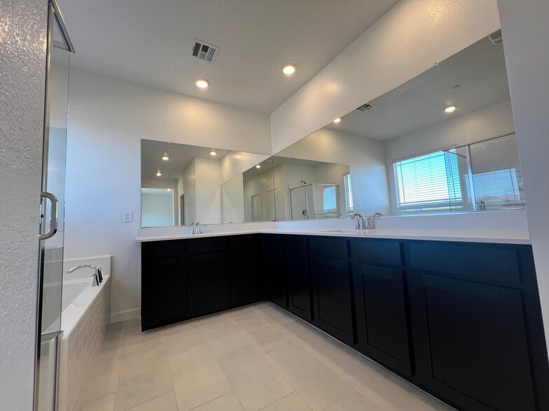 Primary bathroom - 486 Daphne Terrace St