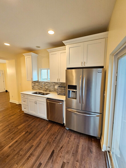 Building Photo - 389 W 4th Ave