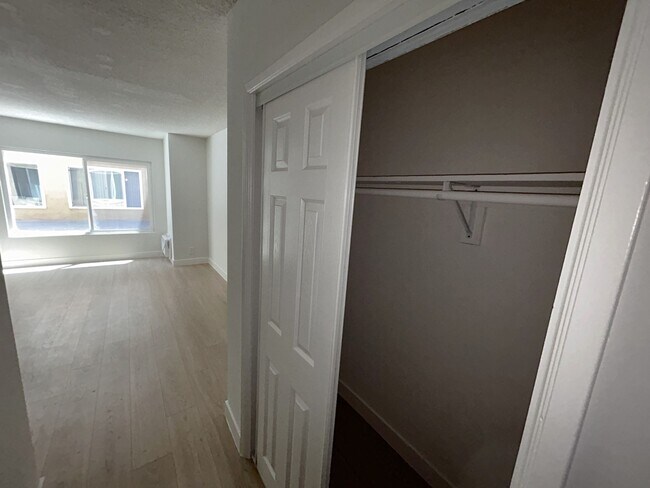 Building Photo - 535 S Catalina St