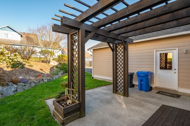 Building Photo - Single Level 3 Bed 2 Bath Home