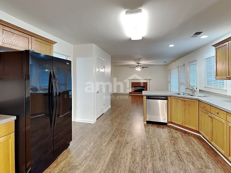 Building Photo - 204 Hunters Ter
