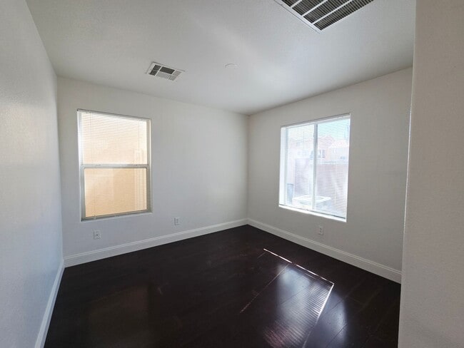Building Photo - GORGEOUS 4BD/3BA IN SILVERADO RANCH