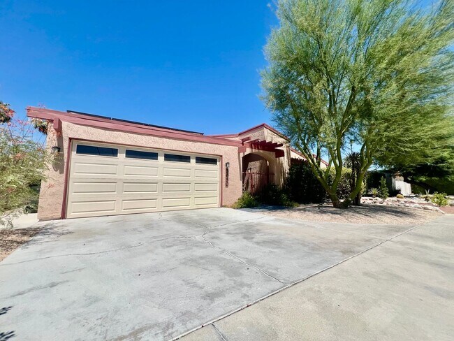 Building Photo - AVAILABLE NOW! 3 Bedroom 2 Bathroom POOL H...