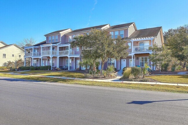 Building Photo - 3 bedroom fully furnished home, Pet Friend...