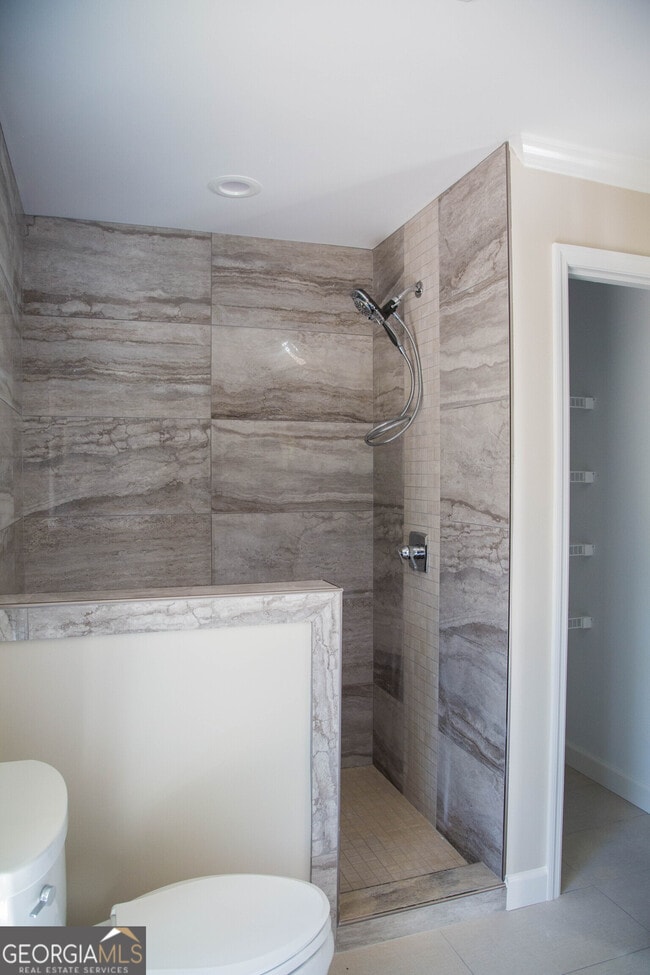 Building Photo - 2021 Woodbine Terrace NE