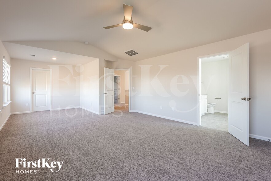 Building Photo - 1104 Mission Hill Ln