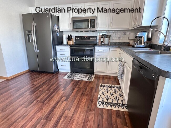 Building Photo - Lakeville End Unit Town Home, 2 Car Garage, Loft, W/D, Walkout Patio