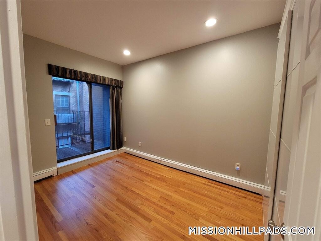 Building Photo - 390 Riverway