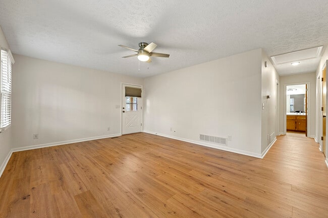 Building Photo - 131 McWhirter Pl