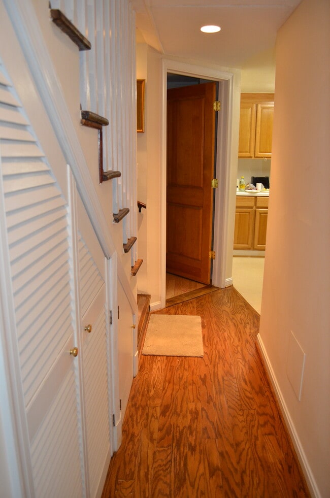 hall way to kitchenette - 407 Summers Dr