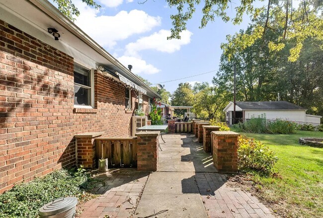 Building Photo - 705 Lakeview Ave