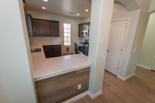 Building Photo - Gorgeous 4 Bedroom 2 Bathroom Home! Centra...
