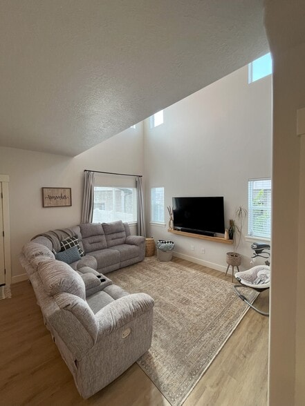 Living Area - 525 W Caroles Way