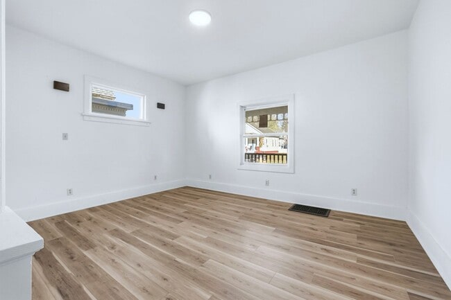 Building Photo - Newly Updated 3-Bedroom Home with Modern U...