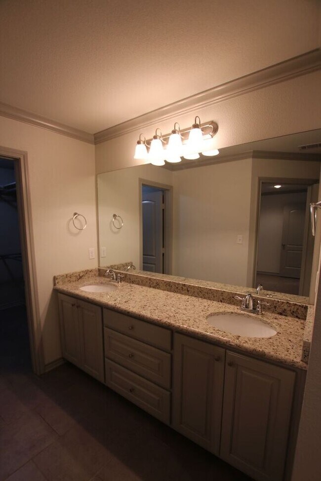 Building Photo - Beautiful 3 Bedroom 2 Bathroom Townhouse in South Tyler!