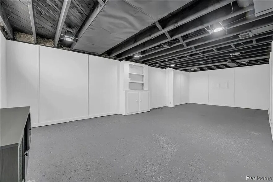 Building Photo - 266 Massoit St