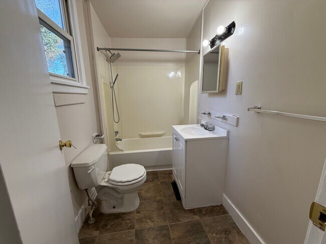 Building Photo - 97 York St