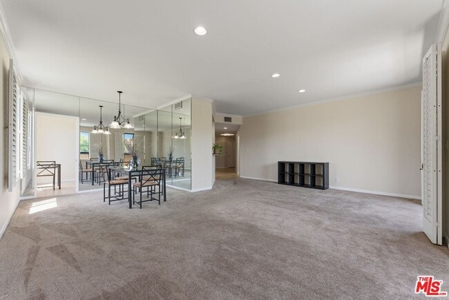 Building Photo - 1315 S Roxbury Dr