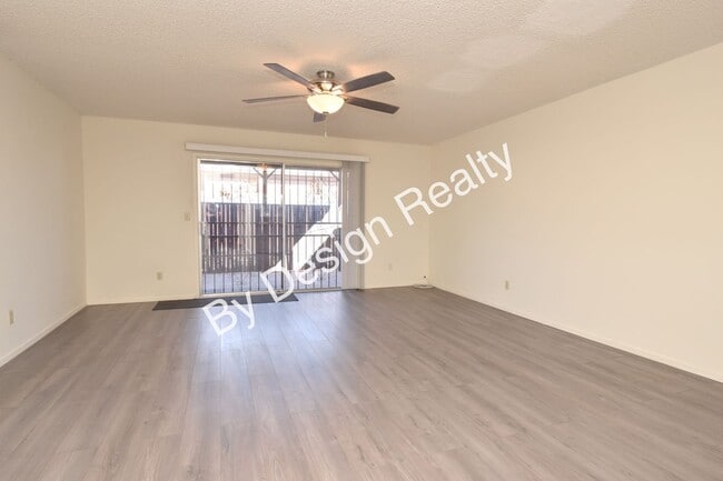 Building Photo - Pantano Parkway Townhome - Steps from The Loop