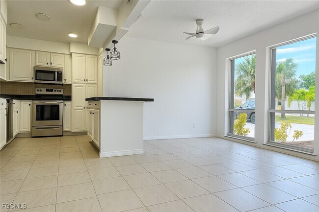 Building Photo - 4123 SE 3rd Ave