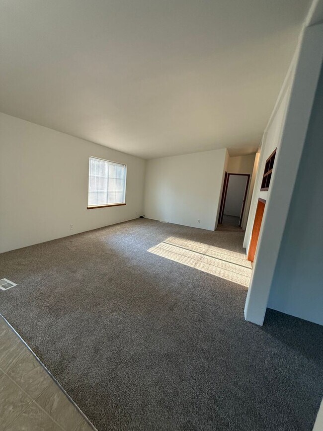 Building Photo - SPIRIT LAKE HOME (P#440)