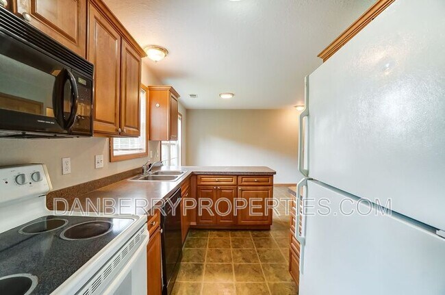 Building Photo - 1107 N Byrne Rd