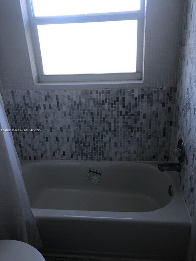 Building Photo - 1425 Arthur St