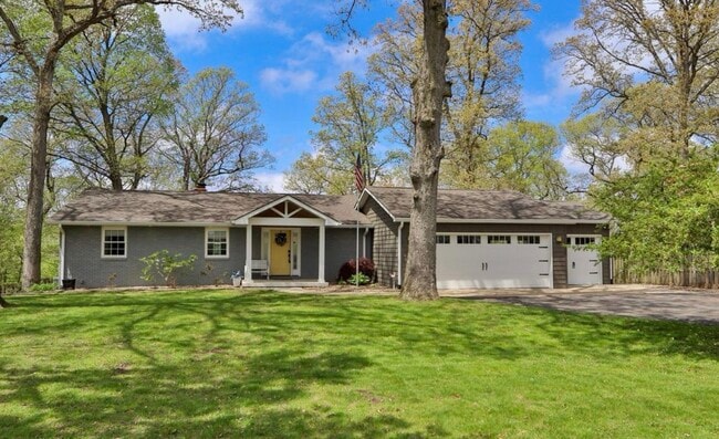 Building Photo - 1776 N Royal Oaks Dr