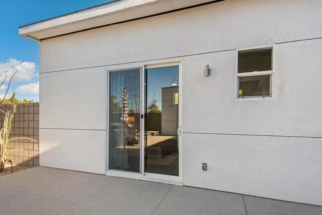 Building Photo - 58654 Piedmont Dr