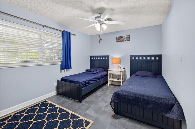 Building Photo - 2025 S Ocean Dr