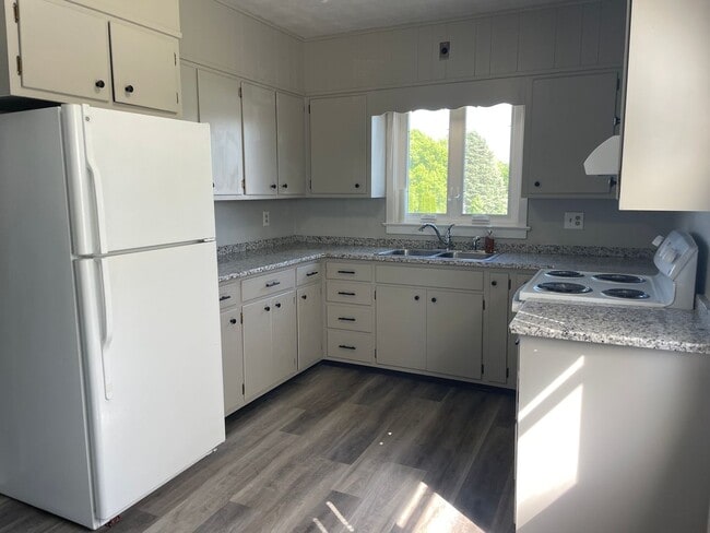 Building Photo - Charming NEWLY RENOVATED 2 Bedroom Apartme...