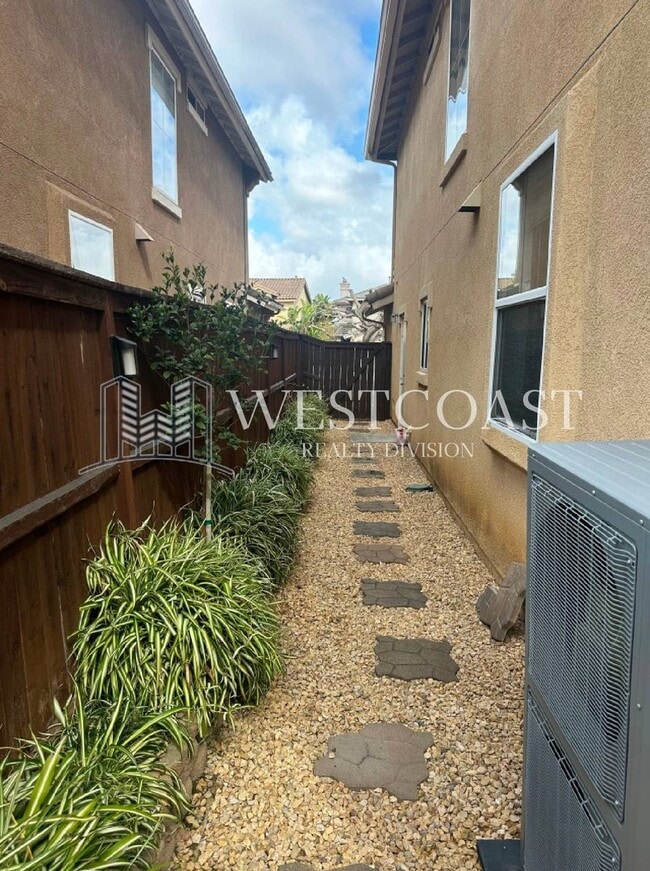 Building Photo - AVAILABLE NOW!!! 3 Bedroom 3 bath Private OASIS backyard in Vista, CA.