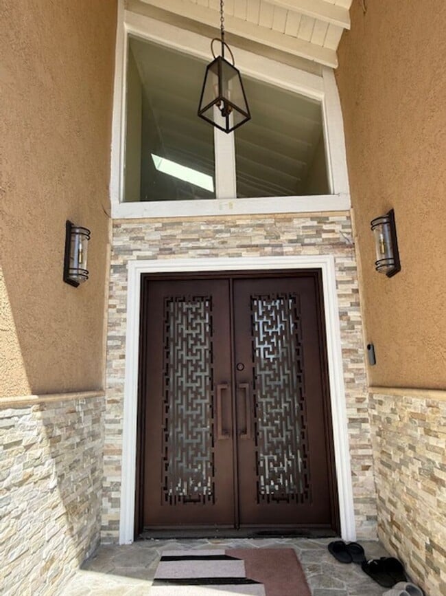 Building Photo - Fully Furnished 5 bedroom home