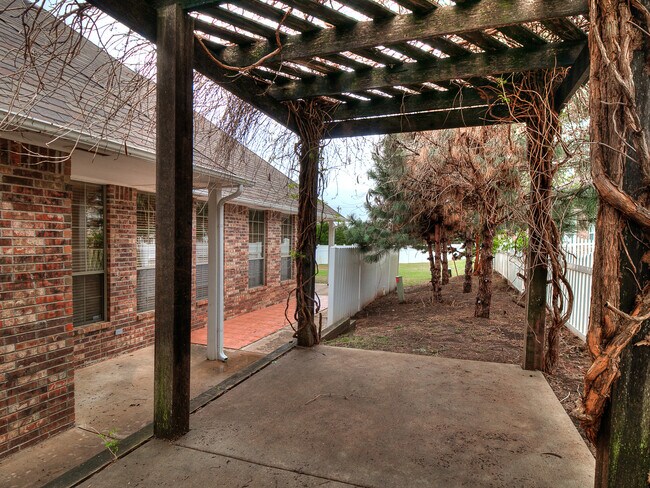 Building Photo - Fenwick Garden Village + Gated Community i...