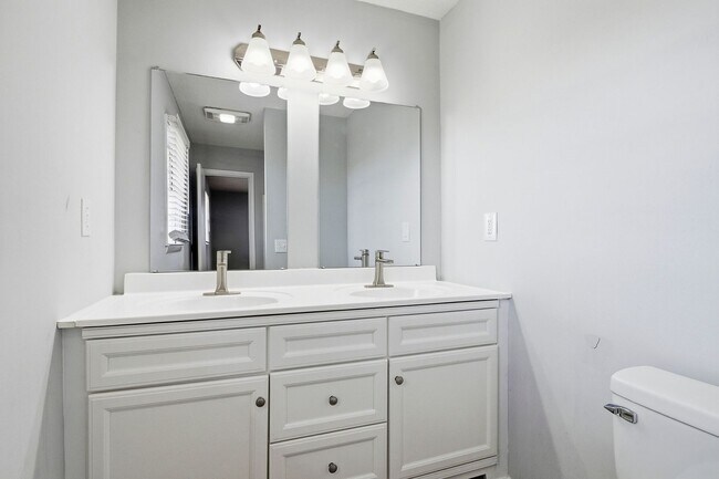 Building Photo - Majestic Maxwell