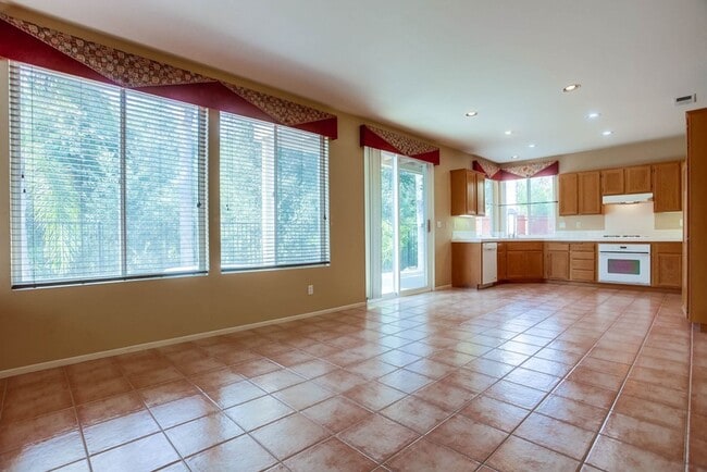 Building Photo - Available Now!! Spacious 4 Bedroom Plus a ...