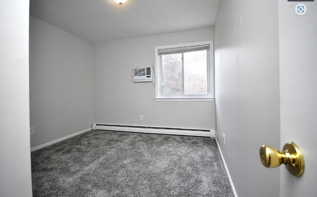 Building Photo - 1700 Farmington Ave